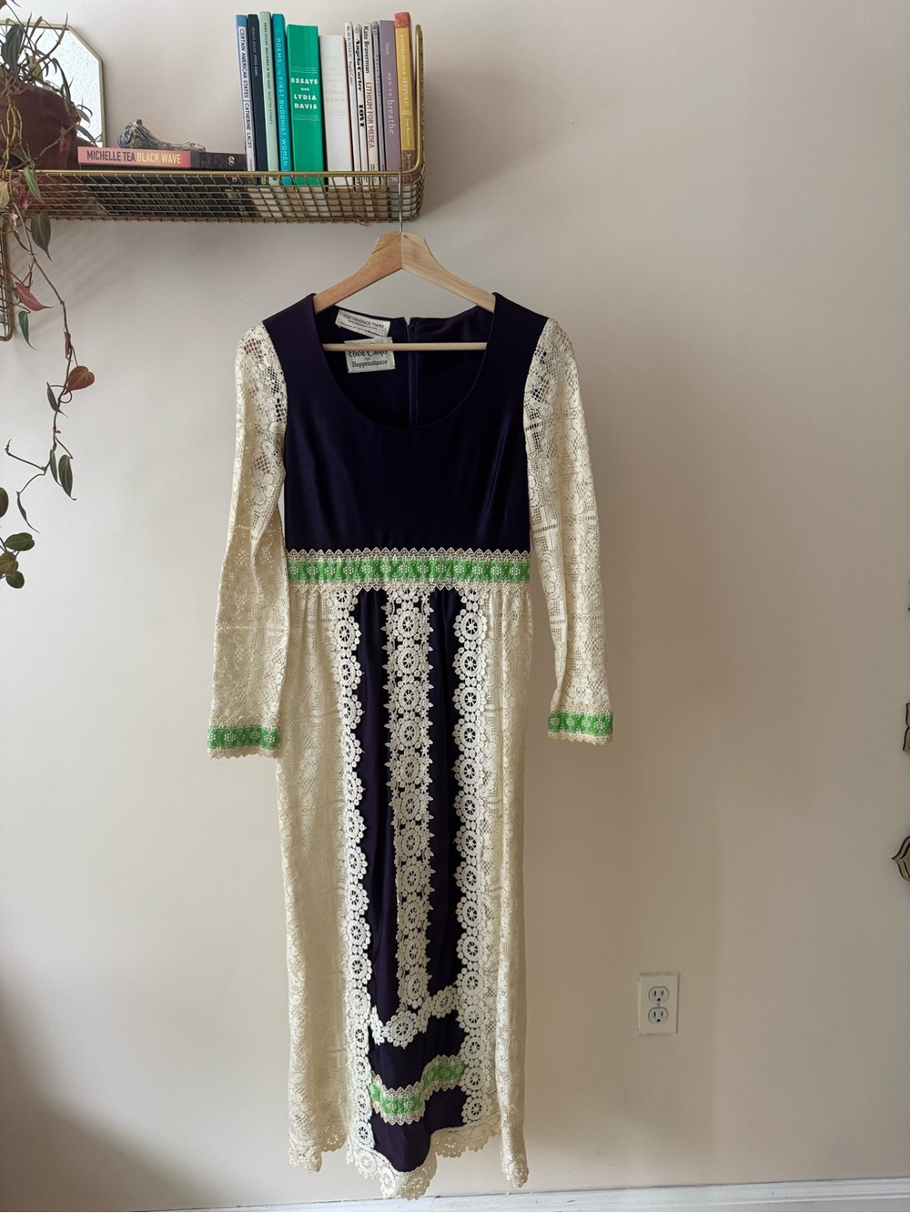 Vintage-Inspired Navy and Cream Lace Maxi Dress with Green Trim - Unknown Brand